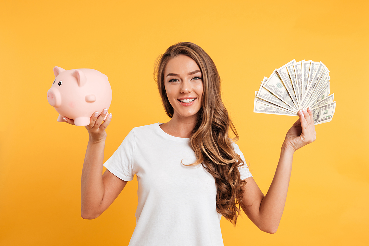 Publicidad en autobuses - 3 razones para invertir en ella - chica con dinero PubliBus