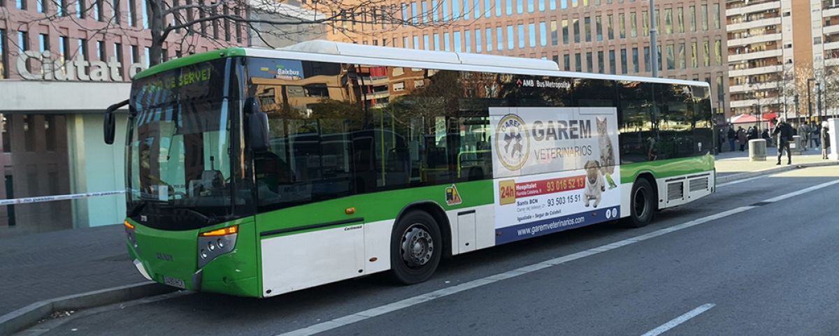 La creatividad no tiene límites y los anuncios en el bus tampoco